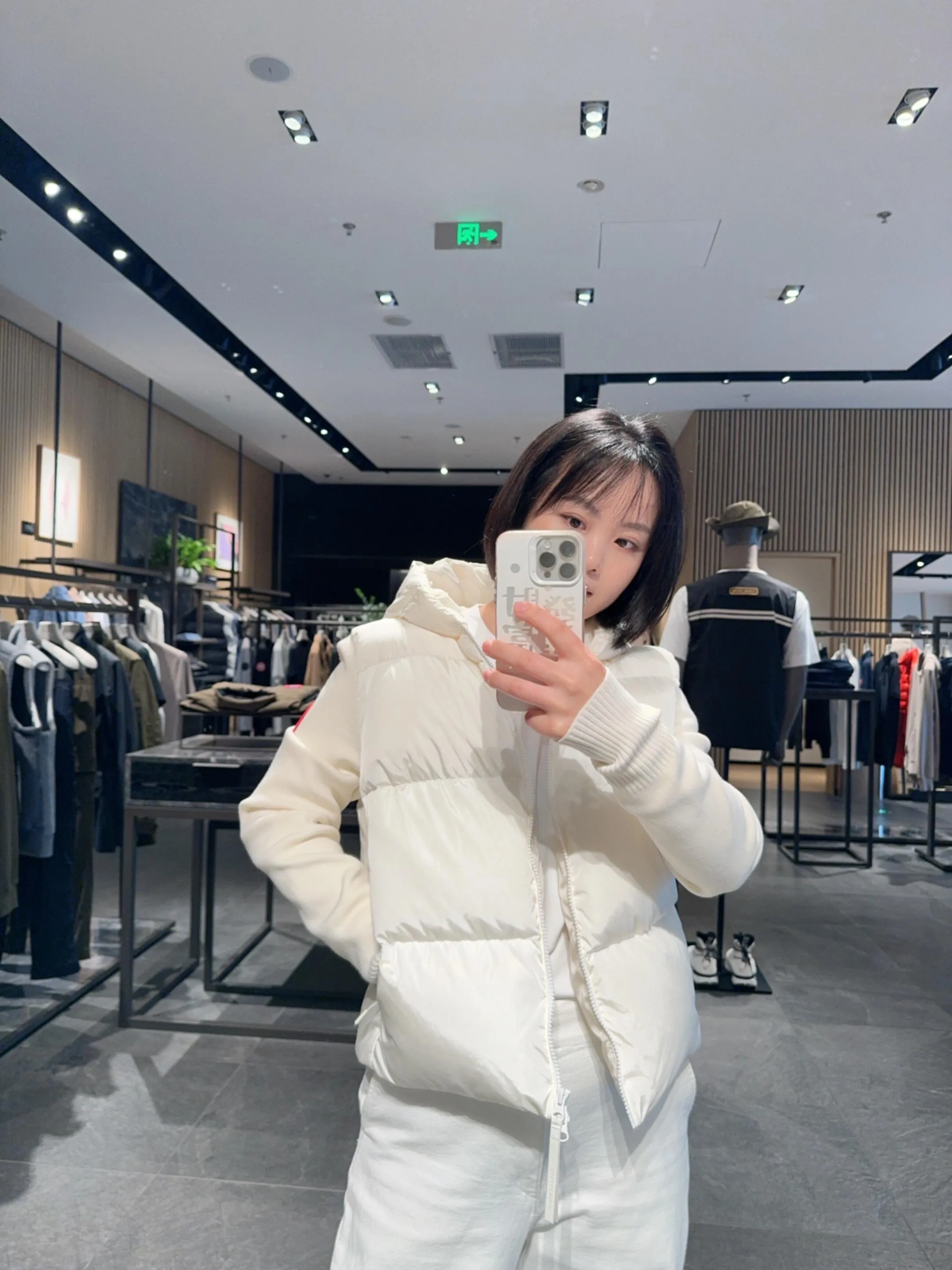 P820 ​​Big Goose 90 down knitted splicing stand collar Snow White 2nd generation down jacket Canada Goose Canada Goose 6507w HyBridge series FW24 windproof and waterproof splicing stand collar long sleeve wool short down jacket for women Knitted splicing thin down jacket! At this time of year, several sweaters with down are released. In fact, the evergreen style of sweaters and down is a basic style. It can be worn alone or layered, which will give it a more layered look!!! The front is down, and the back and two sleeves are made of wool blended fabrics. The soft and delicate knitted feel is not irritating at all! The texture is amazing, the velvet is large, delicate and stemless, and full of fluffiness! The filling is sufficient, and the thermal performance is second to none!!! It is windproof and warm, eliminating any possibility of velvet running. It feels silky and smooth, and the stiffness is also very good. The upper body will not look bloated, and the evergreen style with spliced ​​design! Color: Cotton straw white, black Size: S, M, L,